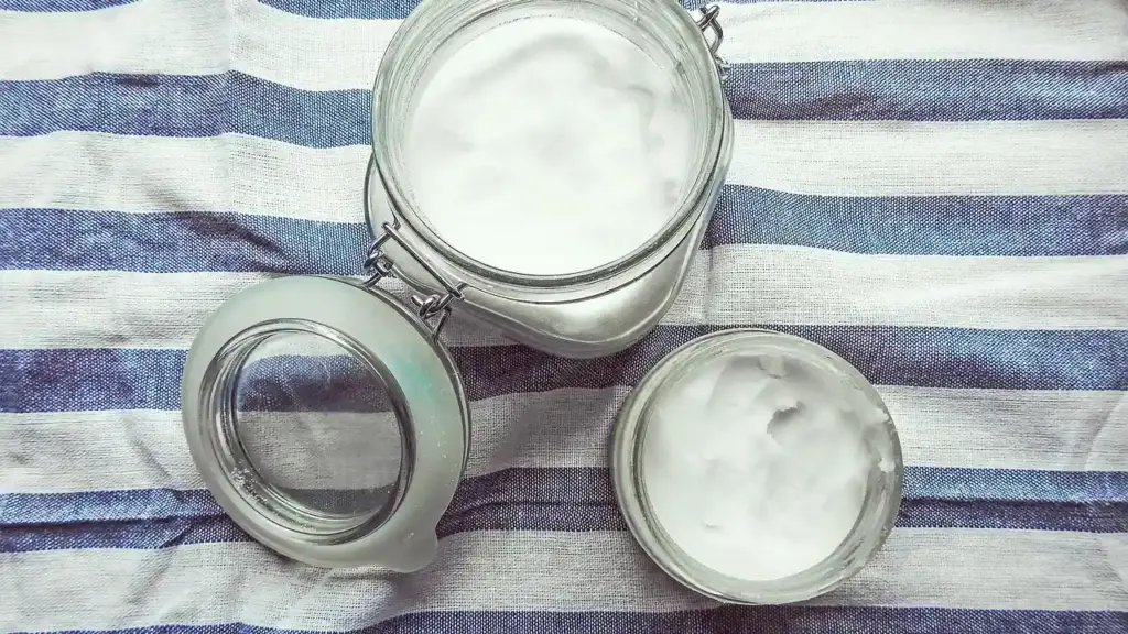 What Are the Best Vegetable Oil Substitutes for Baking Cakes and Brownies?