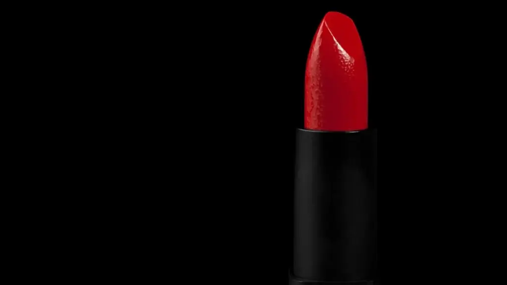 Lip Oil vs. Lip Gloss: Which One Hydrates and Shines Better?